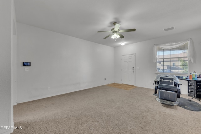 carpeted empty room featuring ceiling fan