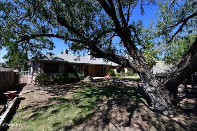 view of front facade with a front lawn