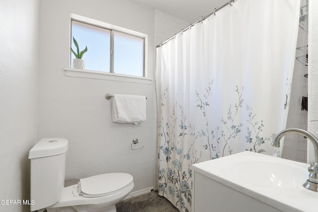 full bathroom with toilet, baseboards, vanity, and a shower with curtain