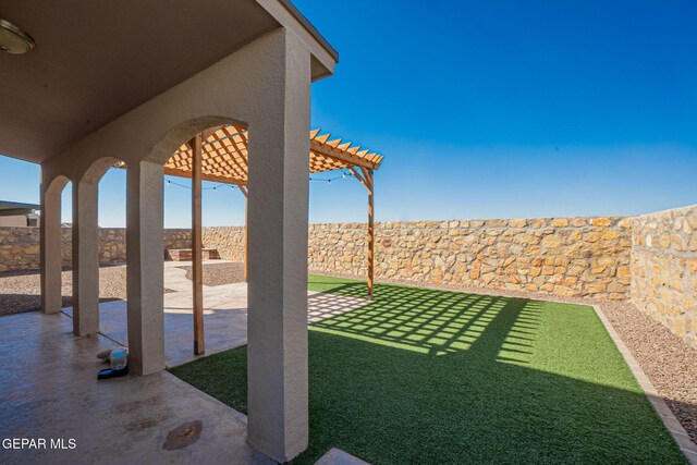 view of yard featuring a pergola and a patio area