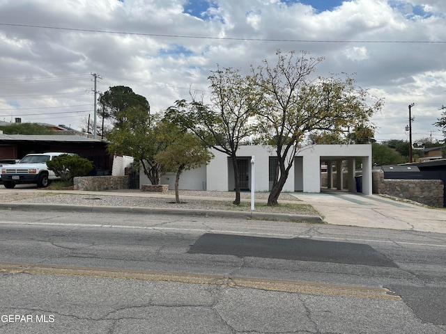 view of front of property