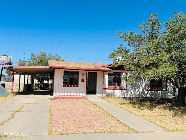 view of front of home featuring a porch and a carport