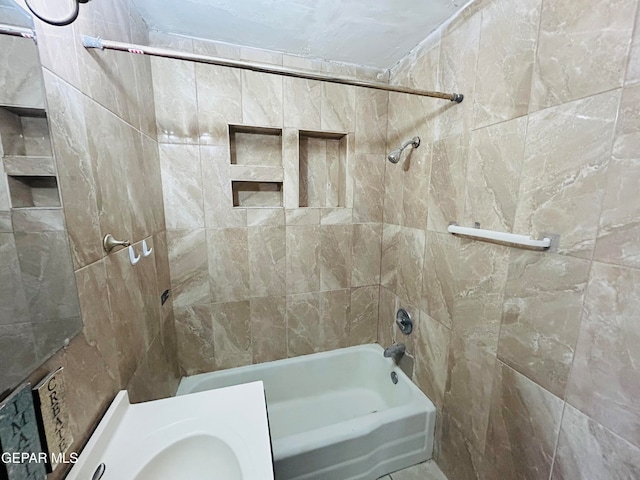 bathroom featuring tiled shower / bath