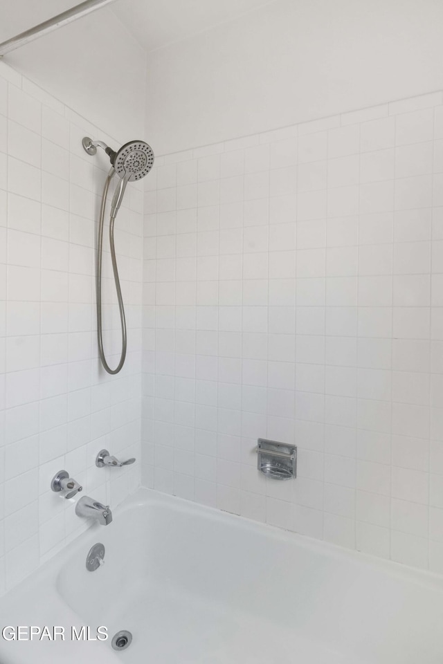 bathroom featuring tiled shower / bath combo