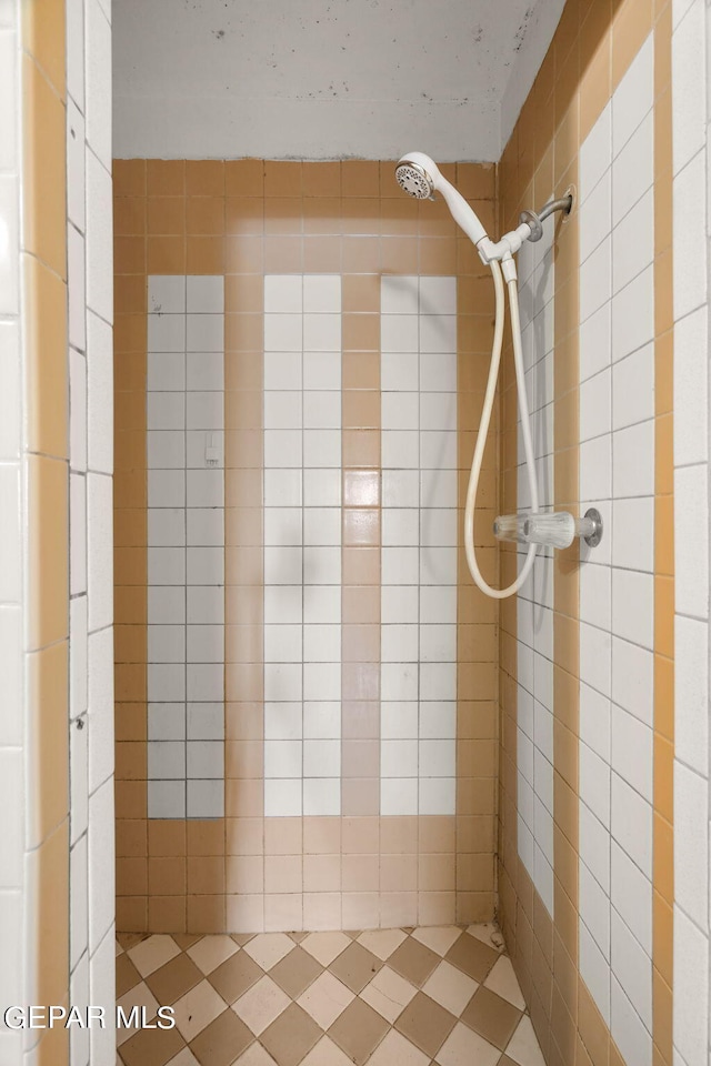 bathroom featuring tiled shower