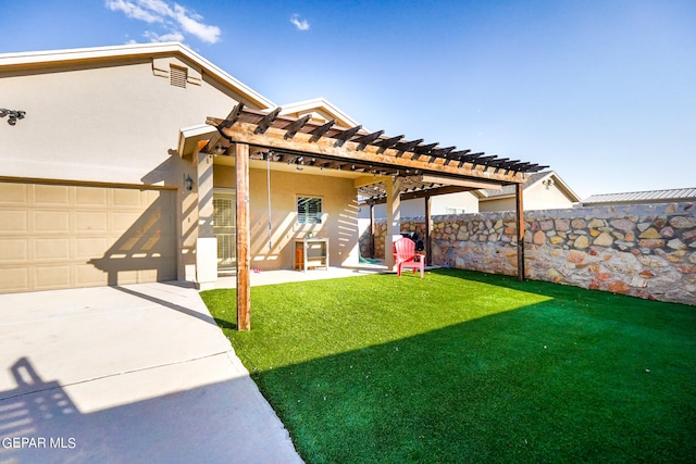 view of yard featuring a pergola and a garage