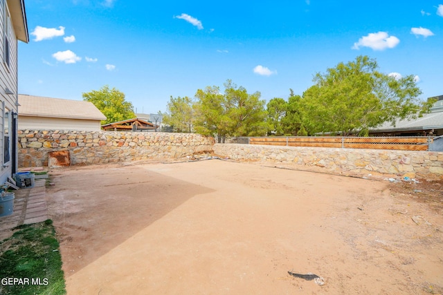 view of yard featuring a patio area