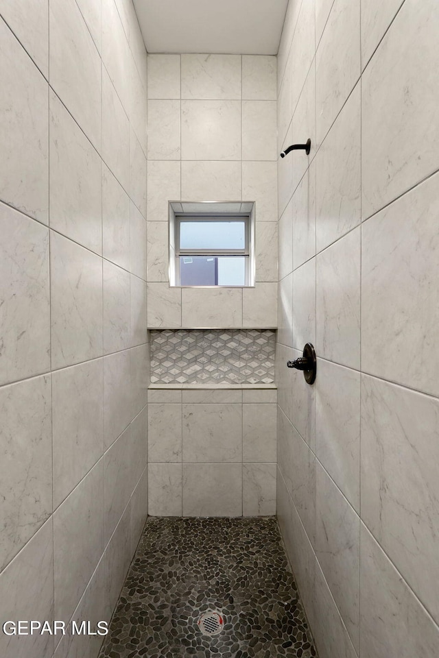 bathroom featuring a tile shower