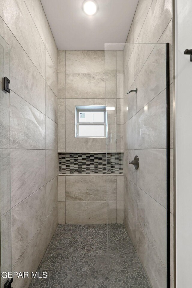 bathroom featuring tiled shower