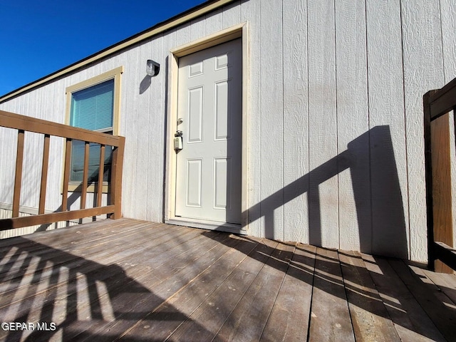 property entrance featuring a deck