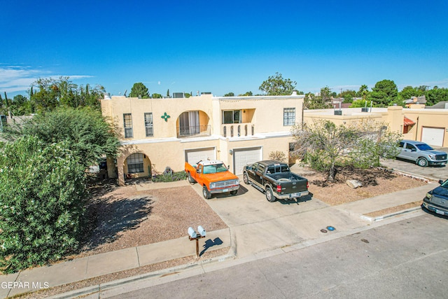 view of front of property featuring a balcony