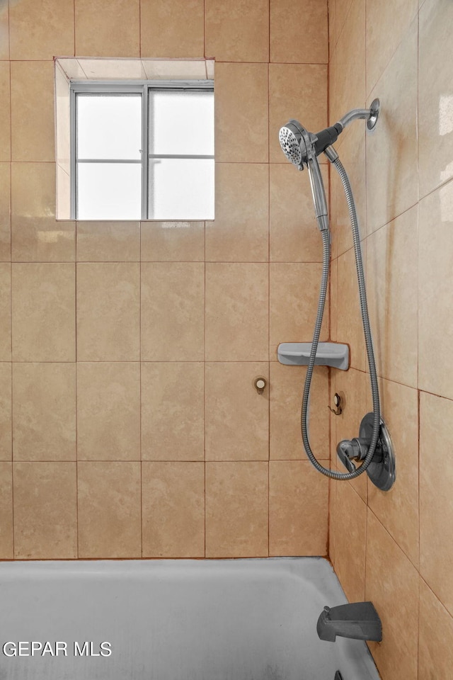 bathroom featuring tiled shower / bath combo