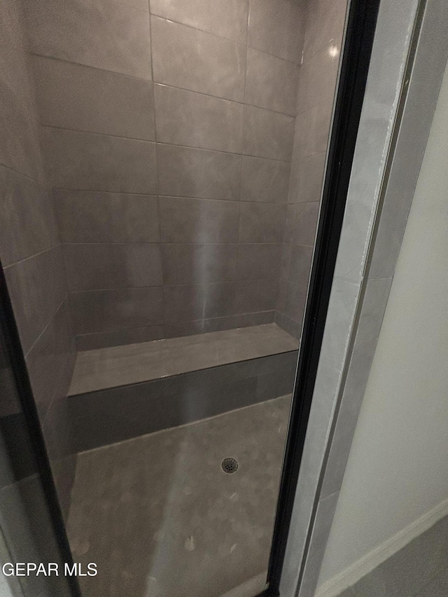 full bathroom featuring tiled shower