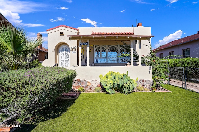 view of front facade featuring a front lawn