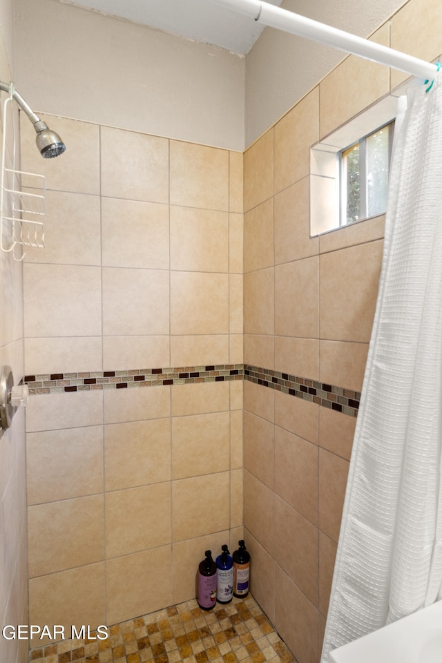 bathroom featuring shower / bath combo with shower curtain