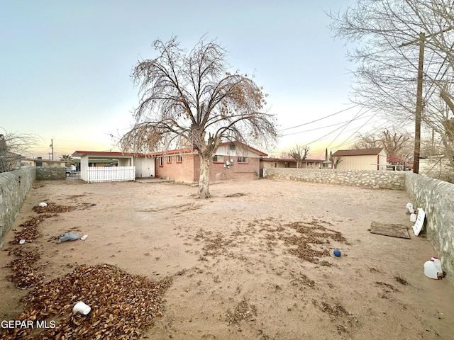 view of yard at dusk