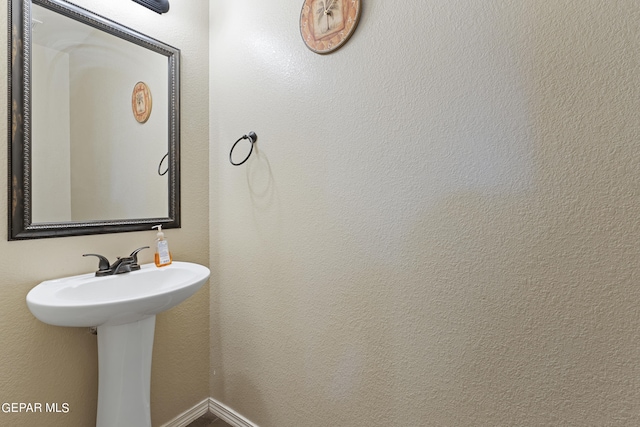 bathroom featuring sink