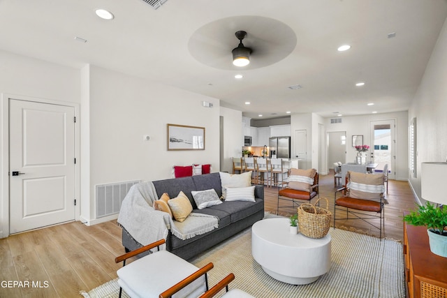 living room with recessed lighting, light wood-style floors, visible vents, and a ceiling fan