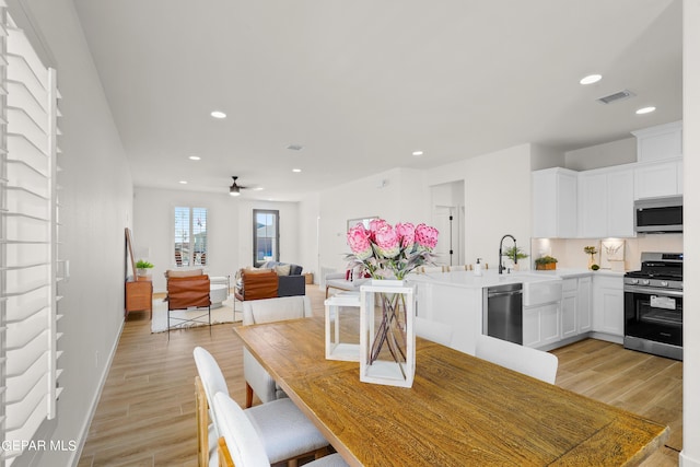 dining space featuring ceiling fan, light wood-style floors, visible vents, and recessed lighting