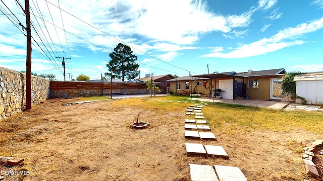 view of yard featuring a patio area