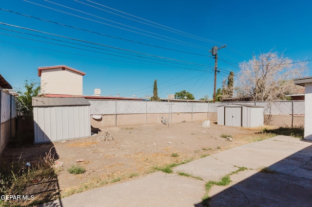 view of yard with a storage shed