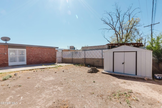 view of yard with a shed