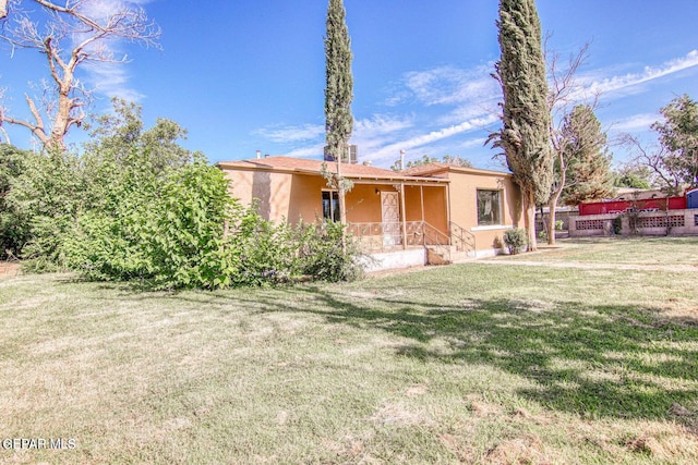 view of front of property featuring a front lawn