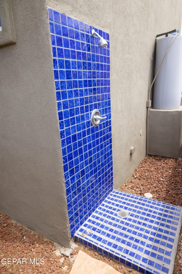 bathroom featuring tiled shower