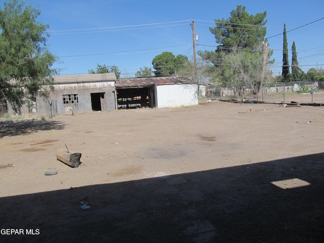 view of yard with an outdoor structure