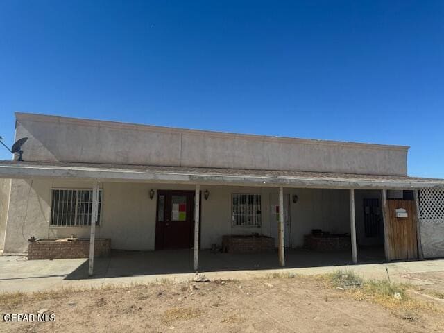 view of front of property with a patio area