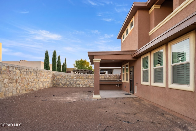 view of yard featuring a patio