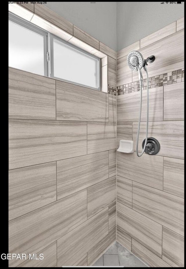 bathroom featuring a tile shower