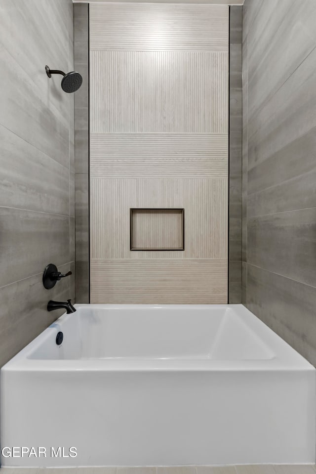 bathroom featuring tiled shower / bath combo