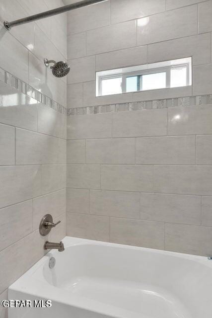 bathroom with tiled shower / bath combo