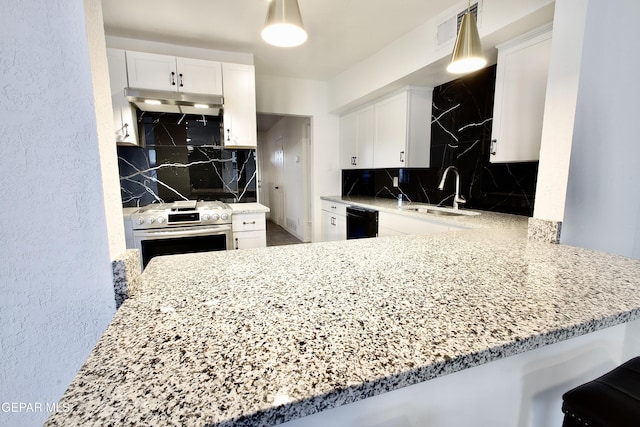 kitchen with white cabinetry, electric stove, kitchen peninsula, and tasteful backsplash