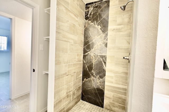 bathroom featuring a tile shower