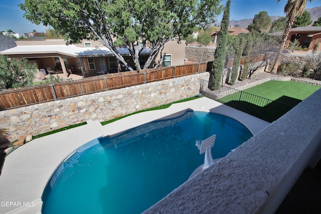 view of swimming pool