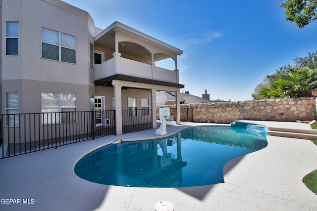 view of swimming pool