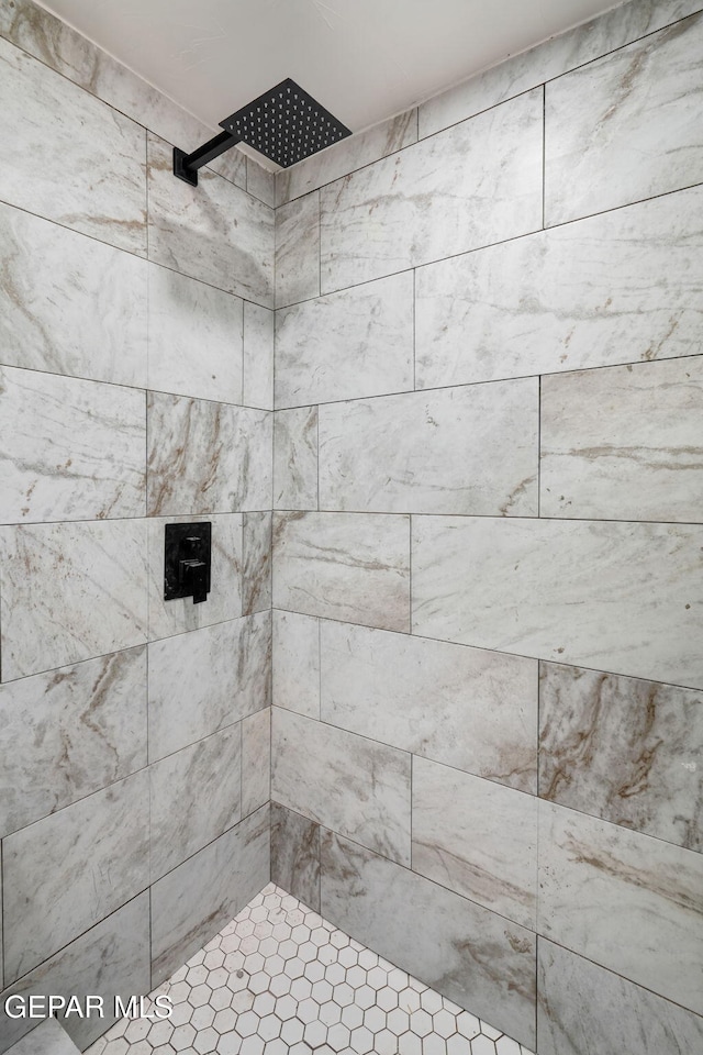 bathroom featuring a tile shower