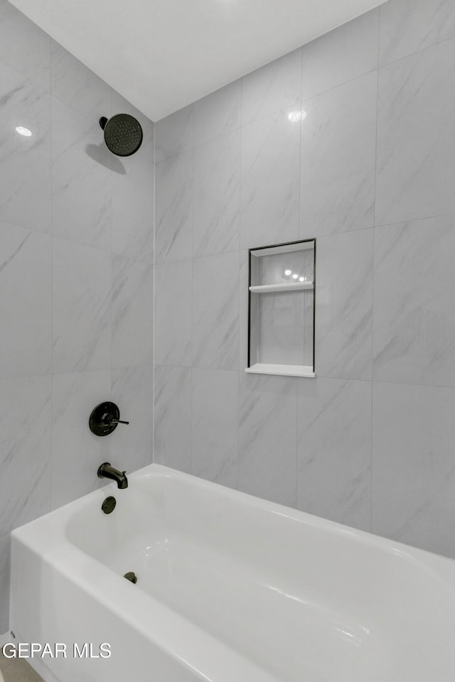 bathroom featuring tiled shower / bath combo