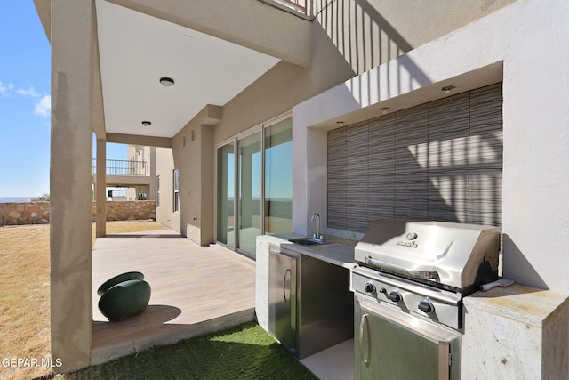 view of patio featuring sink, an outdoor kitchen, and grilling area