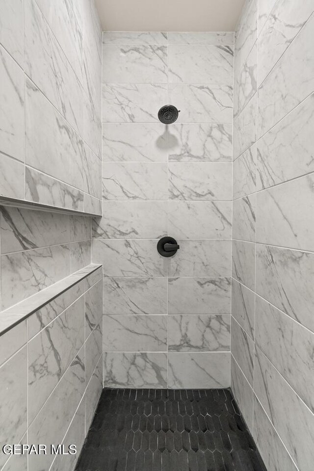 13397 Highworth Dr, El Paso, TX 79928 - bathroom featuring a tile shower