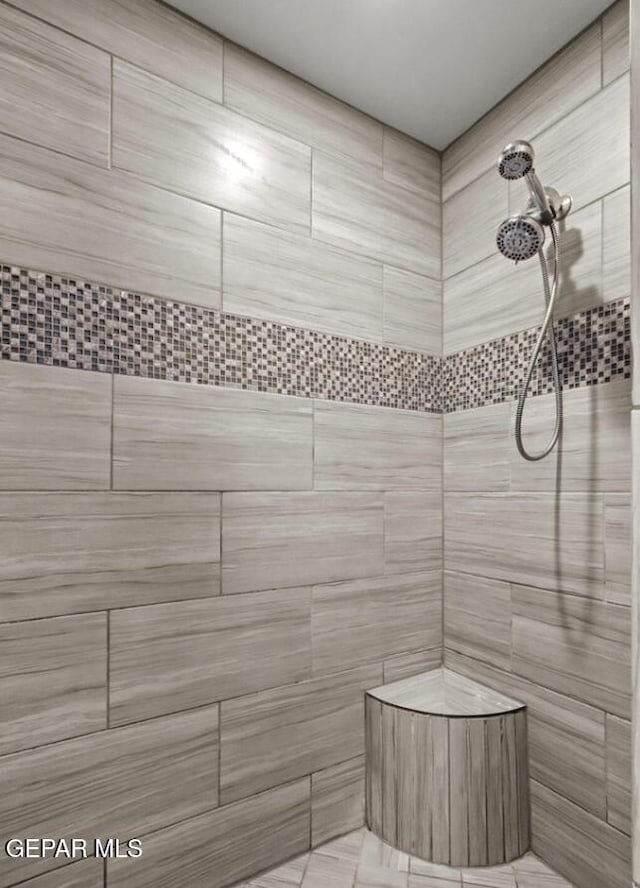 bathroom featuring a tile shower