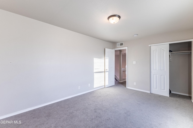 unfurnished bedroom with carpet flooring and a closet