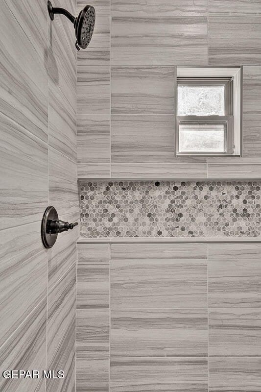 details featuring tiled shower