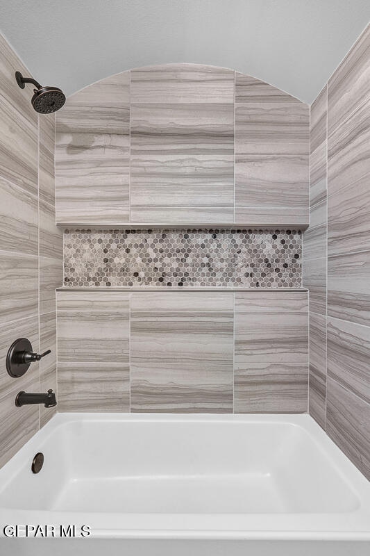 bathroom featuring tiled shower / bath combo