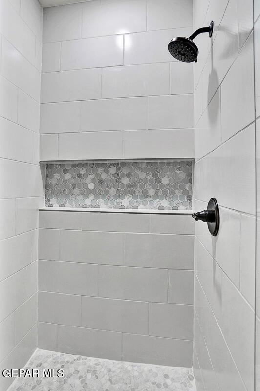 bathroom featuring a tile shower