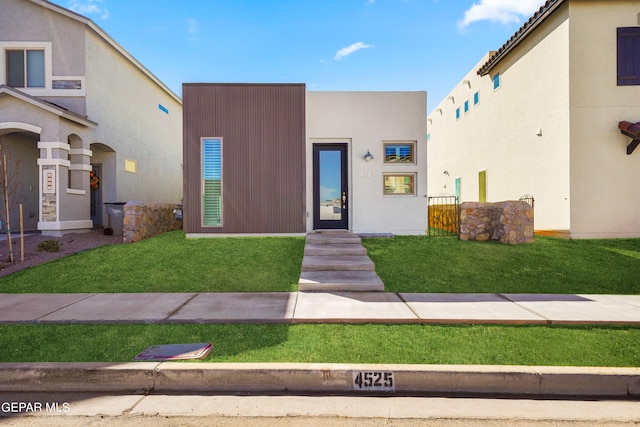 view of front facade with a front lawn