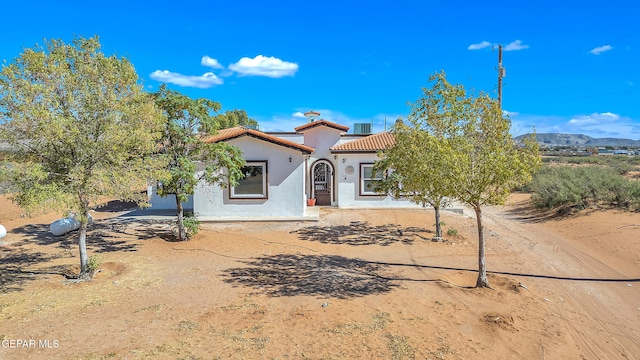 view of front of property featuring a mountain view