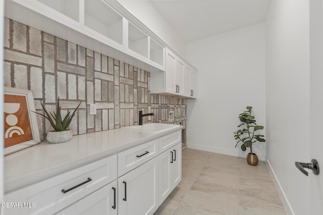 laundry room with sink and light tile patterned flooring